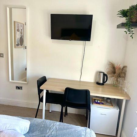 Cosy En-Suite Room In Stratford 런던 외부 사진